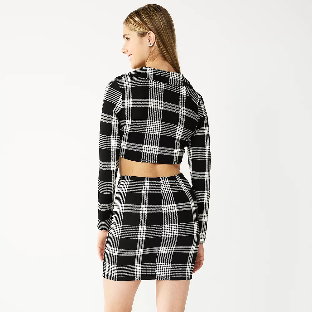 Juniors' Almost Famous Plaid Mini Skirt and Cropped Button-Front Shirt Set 4 Juniors' Almost Famous Plaid Mini Skirt and Cropped Button-Front Shirt Set - Image 2